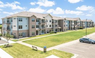 Trenton Sky Suite, Comfort, Pool, Gym, Gated Access - 1