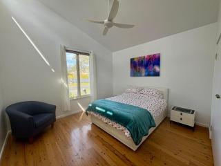 Seabreeze Cottage Cosy Couples Retreat Stay by the Beach - 3