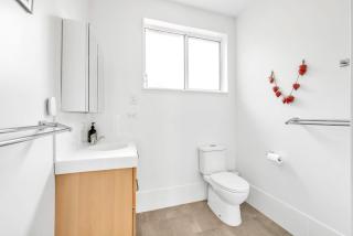 Seabreeze Cottage Cosy Couples Retreat Stay by the Beach - 1