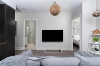 3BR Skyline Condo - By CN Tower & MTCC & Free Parking - 3