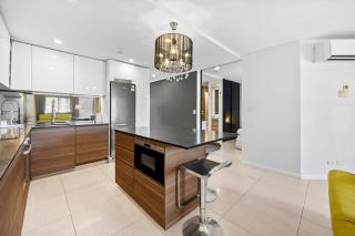 Caribbean 62, superbly renovated 2 bedroom top floor apartment with private roof top access. - 5