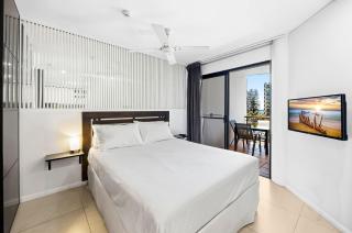 Caribbean 62, superbly renovated 2 bedroom top floor apartment with private roof top access. - 3