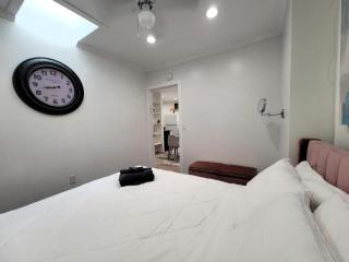 Two bedroom private guesthouse in great location Close to Melrose Hollywood sign and attractions - 6