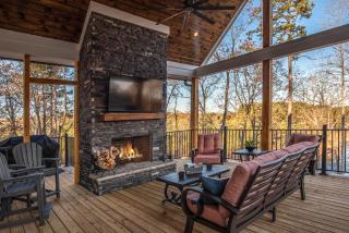 Lakeside Haven with Gourmet Kitchen - 9