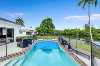 Trendy Waterfront Pool Home Beach Casino Airport - 8