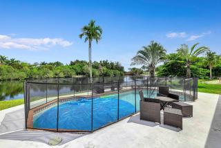 Trendy Waterfront Pool Home Beach Casino Airport - 9