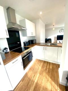 Lux Stylish 2 Bed High Rise with Parking and Balcony - 5