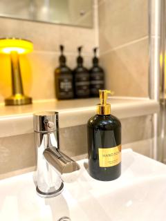 Lux Stylish 2 Bed High Rise with Parking and Balcony - 2