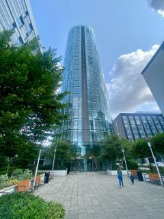 Skyline Views, Boutique 2-Bed, 2-Bath West London Apartment - 9