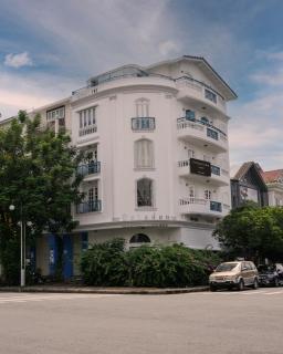 The Elegant Comfort Corner - 9