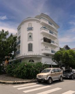 The Elegant Comfort Corner - 7