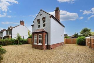 Earlham House Detached 3 bedroom with ample private parking - 8