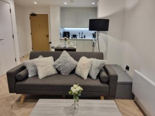 Luxury 2 Bed Apartment, with a balcony city & canal view in Manchester City Centre! - 9