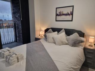 Luxury 2 Bed Apartment, with a balcony city & canal view in Manchester City Centre! - 7