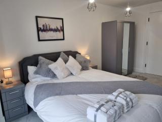 Luxury 2 Bed Apartment, with a balcony city & canal view in Manchester City Centre! - 6