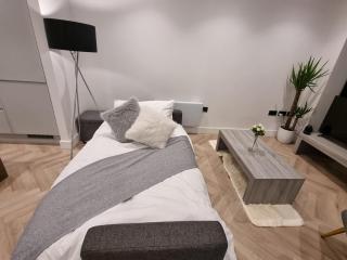 Luxury 2 Bed Apartment, with a balcony city & canal view in Manchester City Centre! - 2