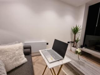 Luxury 2 Bed Apartment, with a balcony city & canal view in Manchester City Centre! - 3