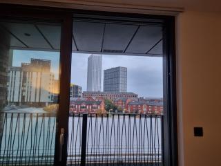 Luxury 2 Bed Apartment, with a balcony city & canal view in Manchester City Centre! - 1