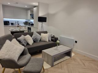 Luxury 2 Bed Apartment, with a balcony city & canal view in Manchester City Centre! - 4