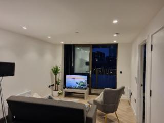 Luxury 2 Bed Apartment, with a balcony city & canal view in Manchester City Centre! - 4