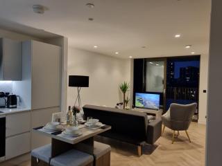 Luxury 2 Bed Apartment, with a balcony city & canal view in Manchester City Centre! - 3