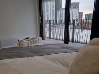 Luxury 2 Bed Apartment, with a balcony city & canal view in Manchester City Centre! - 6