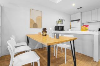 Central Location NSW 3 Bedroom Apartment with Balcony - Sydney - 4