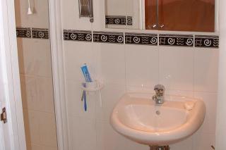 House - Sleeps 8 Close to Beach & Free parking - 1