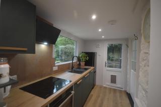 Central 1-Bed - Sleeps 2 - Pet Friendly w Garden - 2