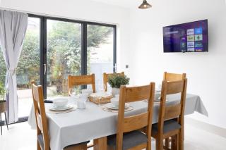 Modern 4 Bedroom Detached House Close to Manchester City - 9