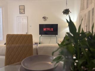 Spacious 2 Bed Apartment in Addlestone - 6