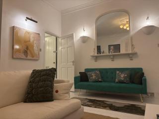 Spacious 2 Bed Apartment in Addlestone - 5