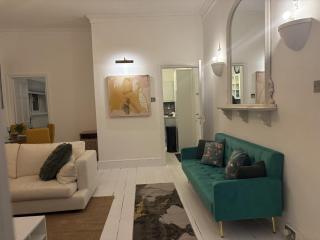 Spacious 2 Bed Apartment in Addlestone - 4