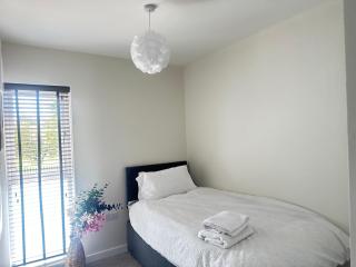 4 Bed House - Sleeps 7 - Pets - Parking - Wifi - 3