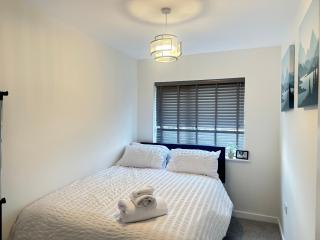 4 Bed House - Sleeps 7 - Pets - Parking - Wifi - 9