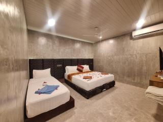 New Breeze Thoddoo Inn - 9