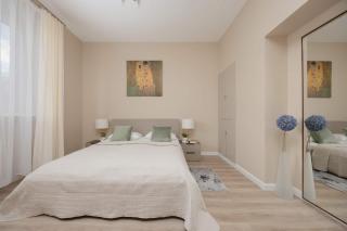 Beige Apartment near PGE and Park Praski Perfect for Remote Work by Noclegi Renters - 6