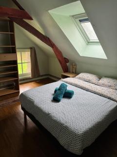 "Rêves de Gamins" Chambre de gauche, 4 couchages dans gîte de campagne "La Camusière", proche du Pôle Européen et du circuit des 24h - 8