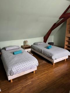 "Rêves de Gamins" Chambre de gauche, 4 couchages dans gîte de campagne "La Camusière", proche du Pôle Européen et du circuit des 24h - 7