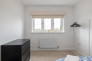 Spacious 4BR House EV Parking Near Centre MK - 1