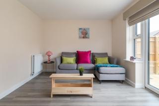 Spacious Milton Keynes Townhouse 2 Designated Parking Spaces Near Centre MK, MK Bowl, Universal Studios & Transport Links Ideal for Families & Contractors - 6
