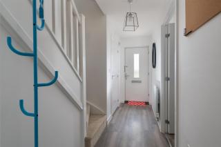 Spacious 4BR House EV Parking Near Centre MK - 9