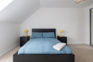 Spacious 4BR House EV Parking Near Centre MK - 3