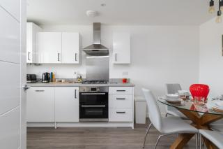 Spacious 4BR House EV Parking Near Centre MK - 0