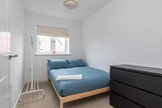 Spacious Milton Keynes Townhouse 2 Designated Parking Spaces Near Centre MK, MK Bowl, Universal Studios & Transport Links Ideal for Families & Contractors - 3