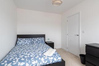 Spacious Milton Keynes Townhouse 2 Designated Parking Spaces Near Centre MK, MK Bowl, Universal Studios & Transport Links Ideal for Families & Contractors - 4