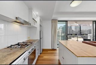 Centre CBD - Pool Spa Gym - Water View - Sleep 4 - 4