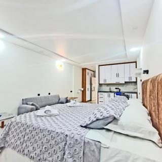 Stylish Studio 1824 Near the Beach Wi-Fi Kitchen - 4