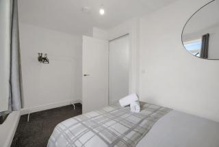 3Bedroom Home Near Cardiff Central with Garden - 8