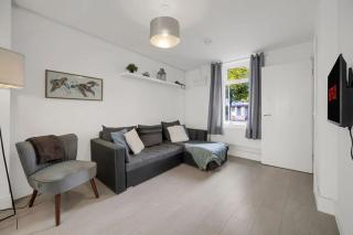 3Bedroom Home Near Cardiff Central with Garden - 7